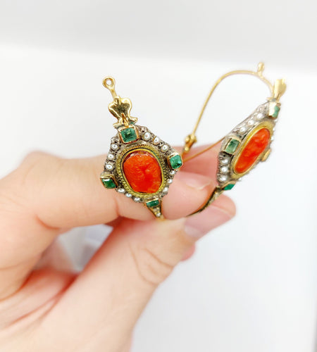 Boucles d'oreilles Dormeuses XXL poissardes victoriennes or jaune, camée corail, émeraudes (circa 1850 58 Facettes A06366
