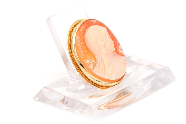 Broche Broche en or jaune sertie d'un camée coquillage 58 Facettes B570