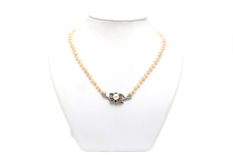 Collier Collier Années 70 en or blanc, émeraudes et perles 58 Facettes 22636