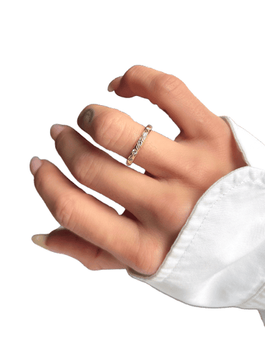 Bague 52 Bague or travaillé et diamants 58 Facettes