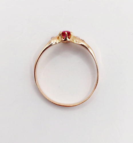 Bague 51.5 Bague antique or rose, rubis synthétiques et perles 58 Facettes A05426