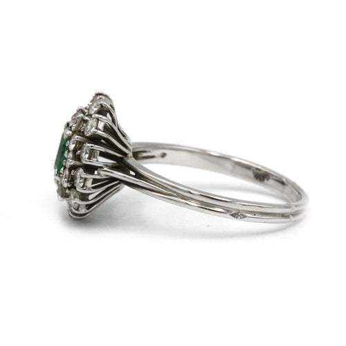 Bague 56 Bague - Or blanc, diamants et émeraude 58 Facettes 1219