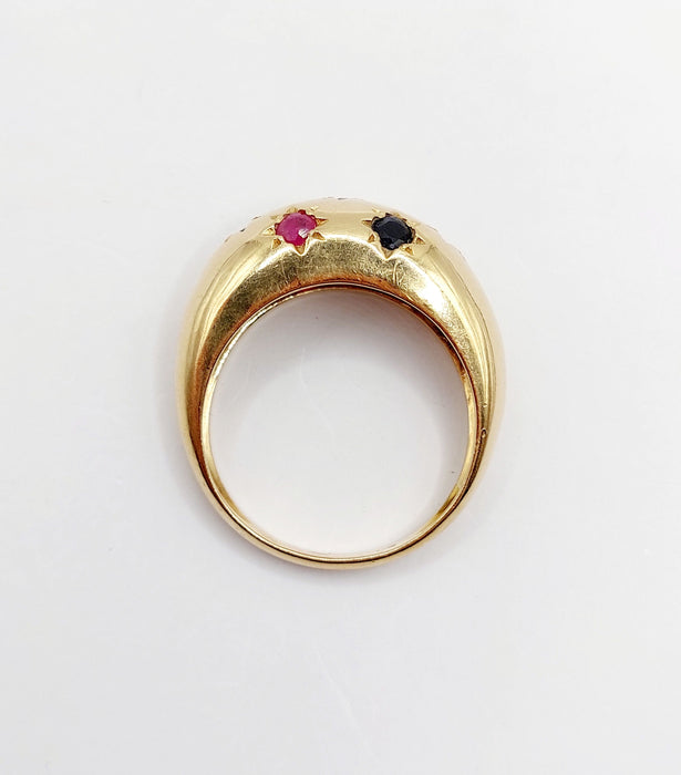 Bague jonc bombé or jaune ornée de saphir, rubis, diamant et émeraudes en serti étoilé