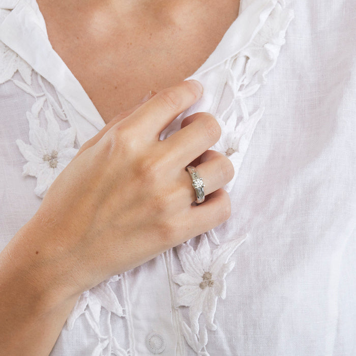 Bague or blanc diamants baguettes et diamant rond