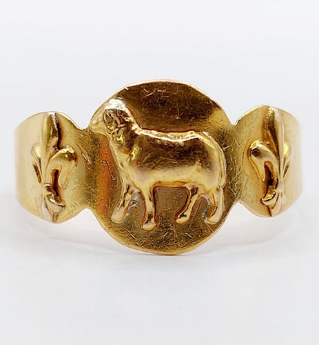 Bague 58.5 Bague chevalière antique or ornée d'un agneau épaulé de fleurs de lys 58 Facettes A05264