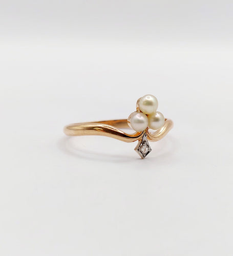 Bague trèfle antique en or rose, perles et diamant