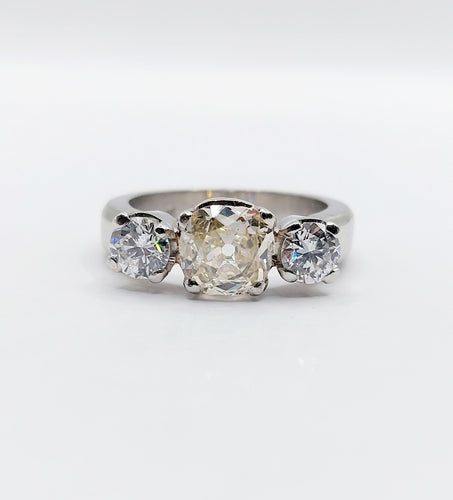 Bague jonc Art déco en platine et diamants (1,30 ct + 0,90 ct)