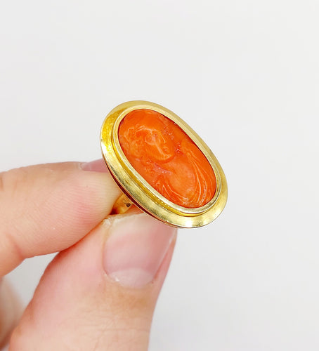 Bague 52 Bague cocktail style antique or jaune, camée sur corail jeune fille (circa 1960) 58 Facettes A06378