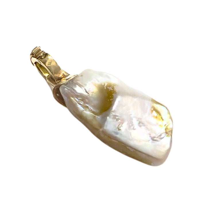 Pendentif moderne en or avec perle brillante et baroque