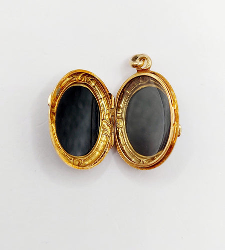 Pendentif Pendentif porte photo souvenir antique or jaune 18k plaques noires, croix et étoiles (circa 1900) 58 Facettes A06198