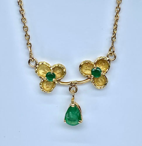 Collier pendentif trilobé en or jaune 18 carats et émeraudes
