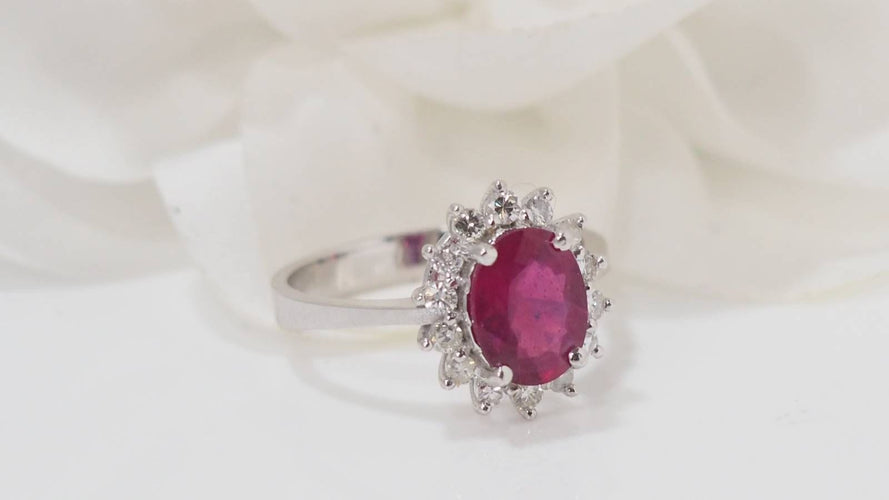 Bague 54.5 Bague marguerite en or blanc, rubis ovale et diamants 58 Facettes F 4948