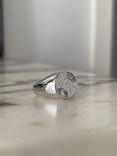 Bague 47 Bague chevalière en or blanc 18k et diamants 58 Facettes