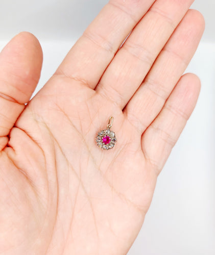 Pendentif marguerite antique en or blanc 18k et argent, rubis synthétique et diamants