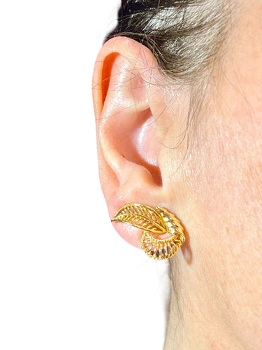 Boucles d'oreilles Boucles d’oreilles or jaune feuillage à volutes, clips, années 1950 58 Facettes