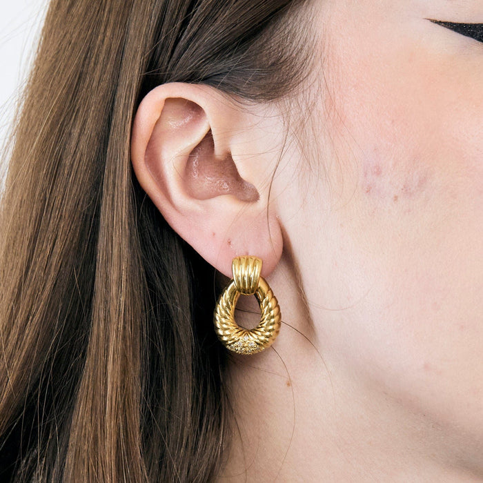 Boucles d'oreilles godron en or jaune et diamants.