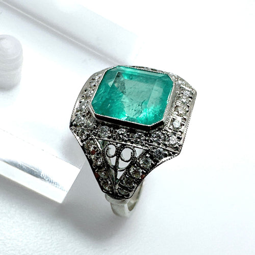 Bague 53 Bague vintage en platine ornée de diamants et d'une émeraude 58 Facettes 50365