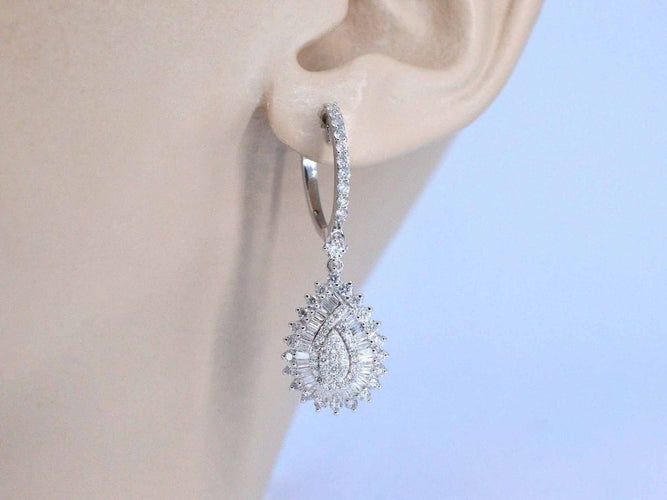 Boucles d'oreilles Boucles d'oreilles en or blanc en forme de larme avec diamants 58 Facettes 2055