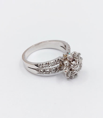 Bague marguerite vintage or blanc, 0,60 carat diamants serti illusion 58 Facettes A06236