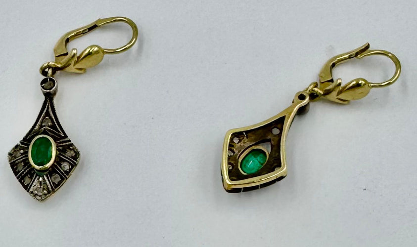 Boucles d’oreilles or jaune, platine, émeraude, diamants