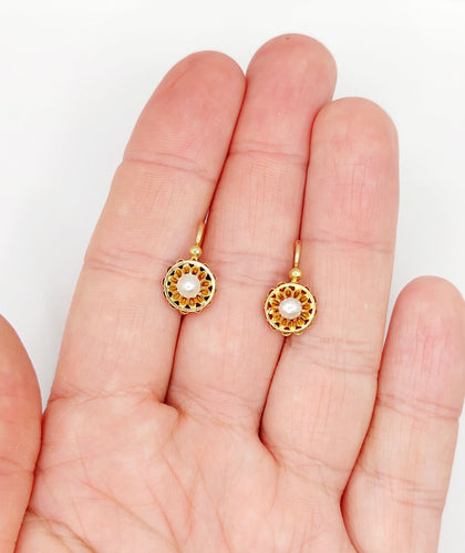 Boucles d'oreilles Dormeuses fleurs antiques en or 18k et perles (circa 1900) 58 Facettes A06493