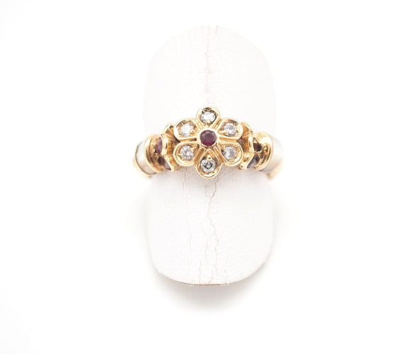 Bague 54 Bague or jaune, diamants, rubis et nacre 58 Facettes