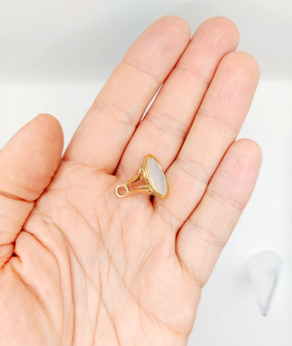 Pendentif sceau antique en or rose 14k et agate blanche