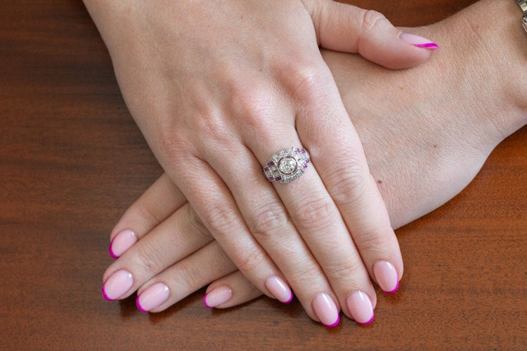 Bague Art Déco géométrique en or blanc 14k avec diamants et rubis