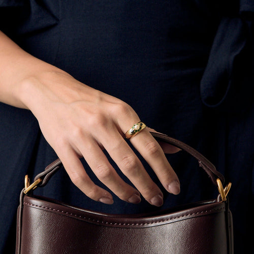 Bague en Or jaune, émeraudes, saphir et perle