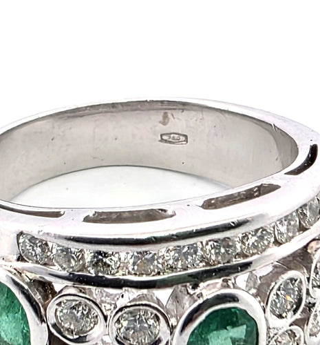 Bague Bague en or blanc des années 1970 avec émeraudes et diamants 58 Facettes