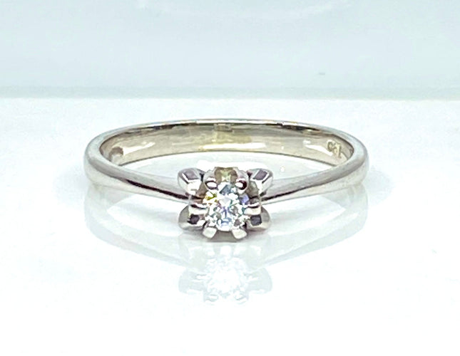 Bague solitaire en or blanc et diamants