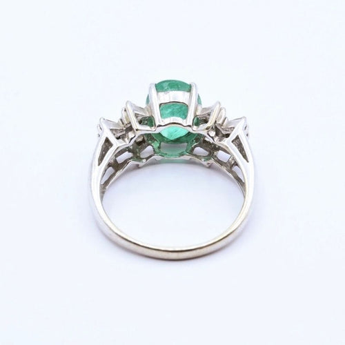 Bague 54 Bague en or blanc, émeraude et diamants 58 Facettes