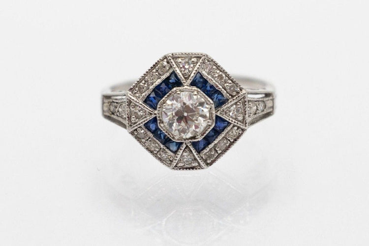 Bague 53 Bague Art Déco ornée de diamants et de saphirs, Europe de l'Ouest, années 1980 58 Facettes 10488