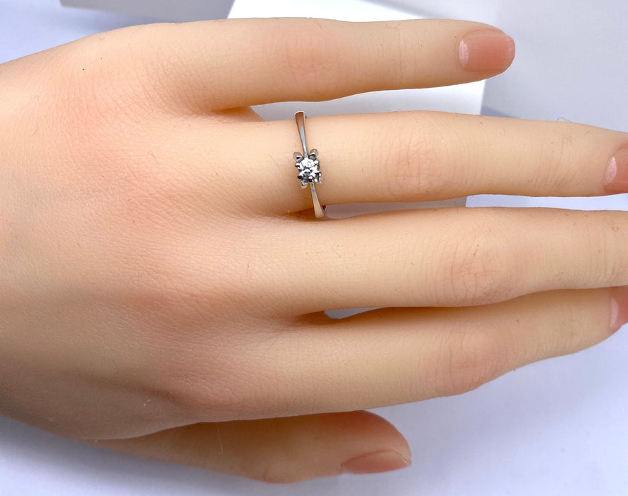 Bague solitaire en or blanc et diamants