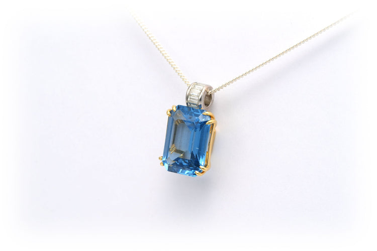 Pendentif Pendentif contemporain en or jaune serti d’une topaze bleu suisse et de diamants 58 Facettes 17864