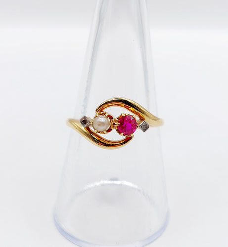 Bague 56.5 Bague toi et moi art nouveau or jaune, rubis synthétique, perle et diamants 58 Facettes A05749