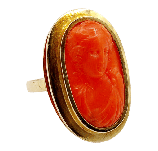 Bague 52 Bague cocktail style antique or jaune, camée sur corail jeune fille (circa 1960) 58 Facettes A06378