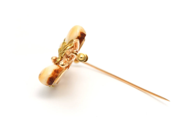 Broche Broche contemporaine en or jaune sertie de dents de chevreuil 58 Facettes 22918