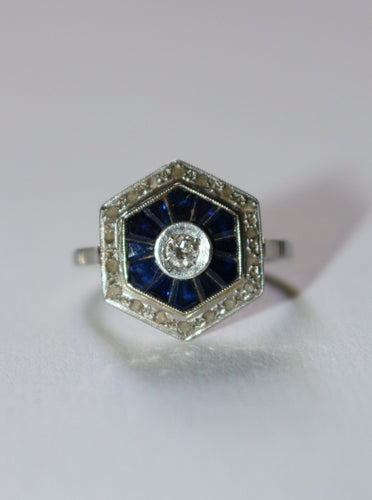 Bague 56 Bague Hexagonale Art Déco en or blanc, diamants et saphirs 58 Facettes 156