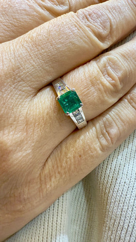 Bague 53 Solitaire en or blanc émeraude et diamants 58 Facettes