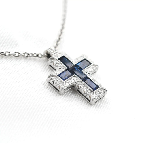 Collier en or blanc avec pendentif croix en saphir et diamants