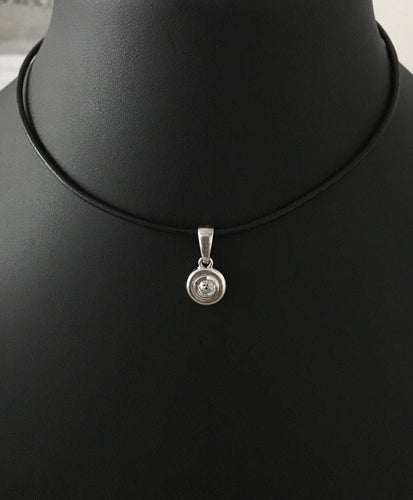 Pendentif Pendentif en or blanc serti d’un diamant 58 Facettes