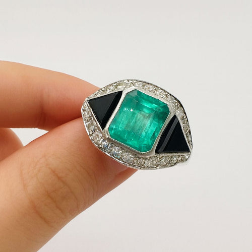 52 Anillo Art Déco en Platino con Esmeralda, Ónix y Diamantes 58 Facettes 50306