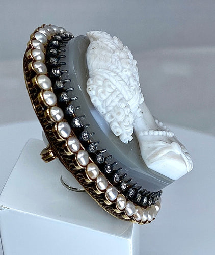 Broche Exceptionnelle broche en or jaune camée sur agate représentant Caroline Murat 19e 58 Facettes AB472