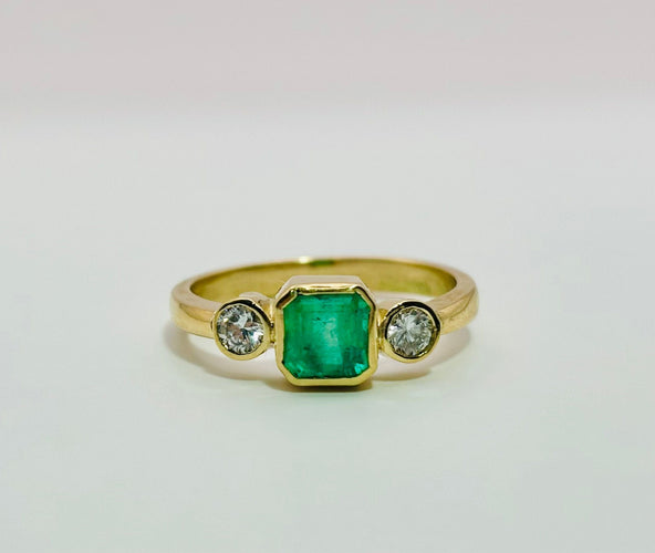 Bague 54 Bague en or avec une émeraude et des diamants 58 Facettes 50283