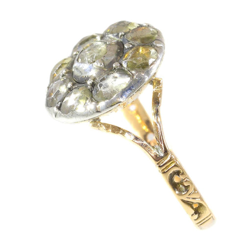 Bague 53 La splendeur du baroque : un regard attentif sur une bague du XVIIe siècle 58 Facettes 21257-0664