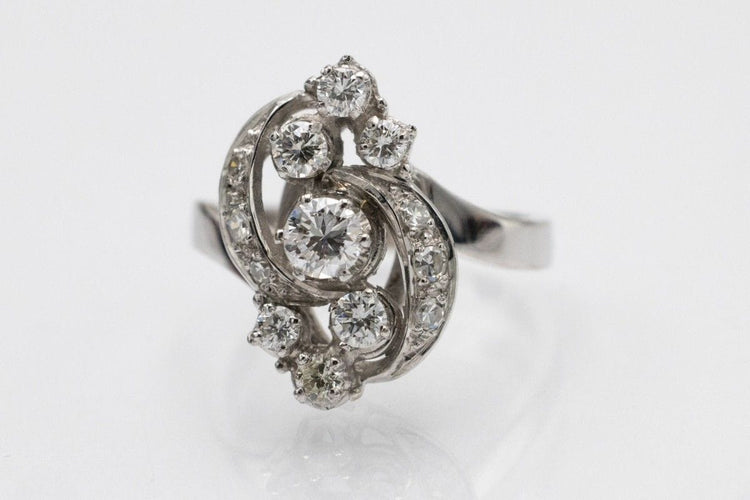 Une bague élégante en or blanc sertie de diamants
