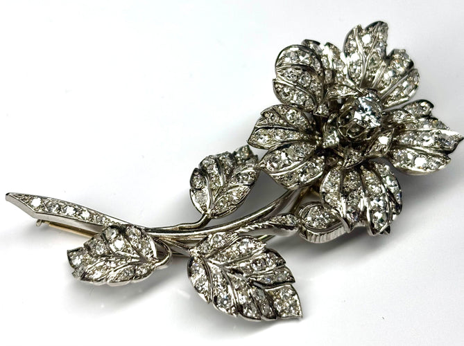 Broche Broche florale rétro en or blanc et diamants – années 40 58 Facettes E31
