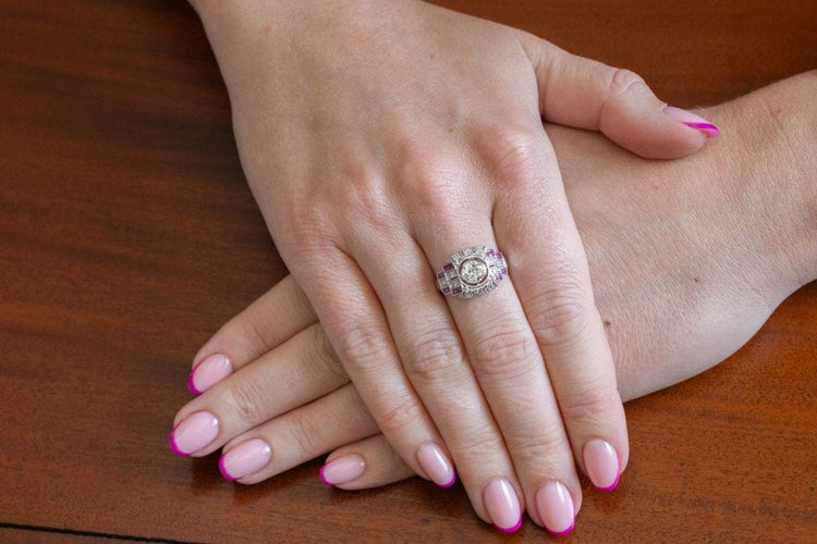 Bague Art Déco géométrique en or blanc 14k avec diamants et rubis