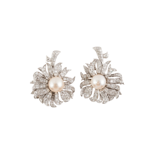 Boucles d'oreilles Paire de boucles d'oreilles en perles et diamants en forme de fleur, attribuées à Boucheron 58 Facettes 22831